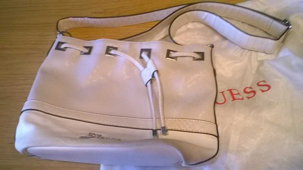 poseta geanta umar GUESS alba cu argintiu, sh, pret 300 lei