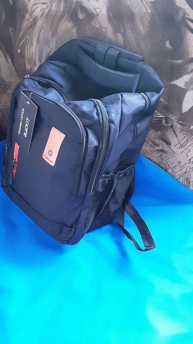 Ghiozdan nou cu etichetă și 3 compartimente.