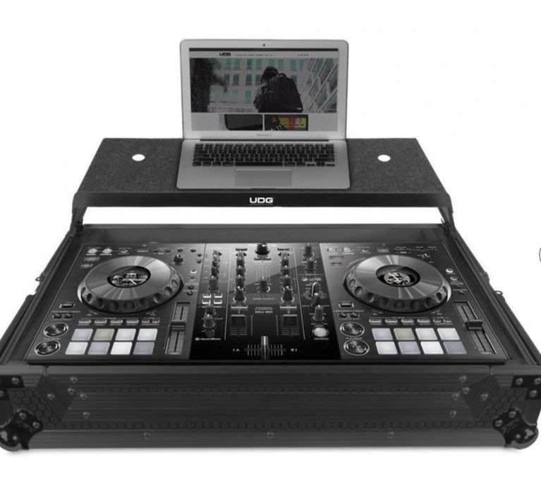 Vând Pioneer DDJ-800 + Case UDG+ Pioneer RB DMX1