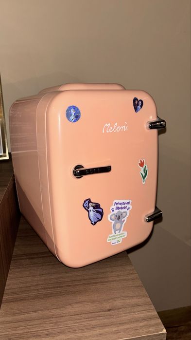 Meloni mini-frigider cosmetice