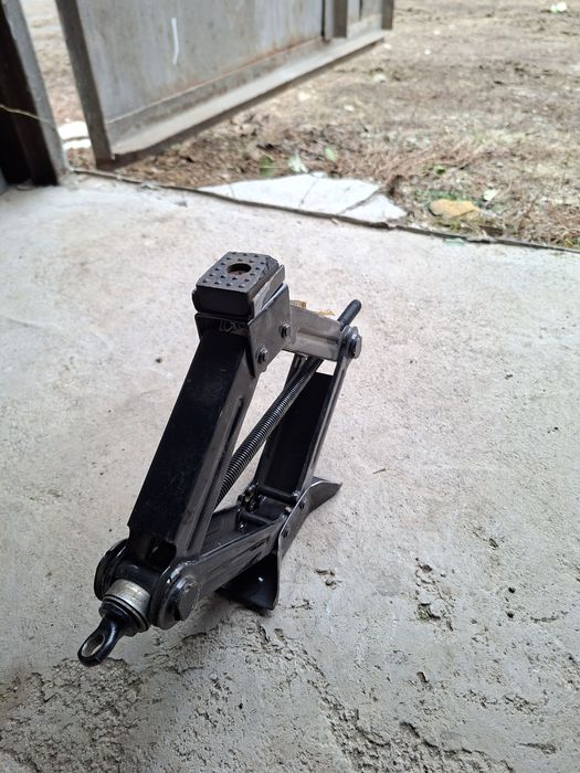 Продам домкрат в отличном состоянии