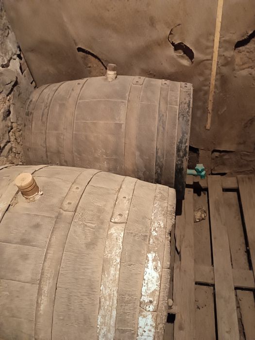 Голяма бъчва с вместимост около 1 тон и още пет бъчвин