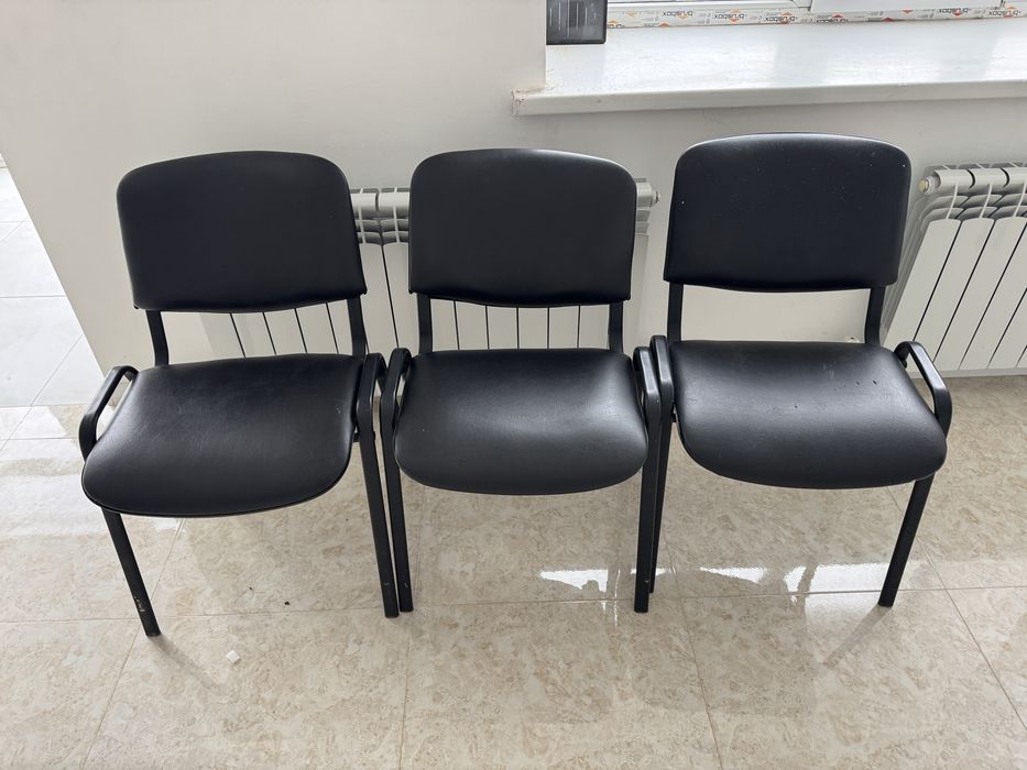 Продам черные офисные стулья