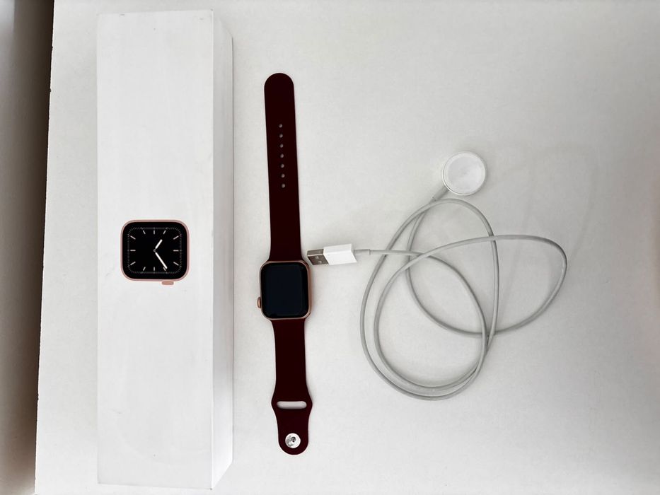 Продам apple watch 5 40мм