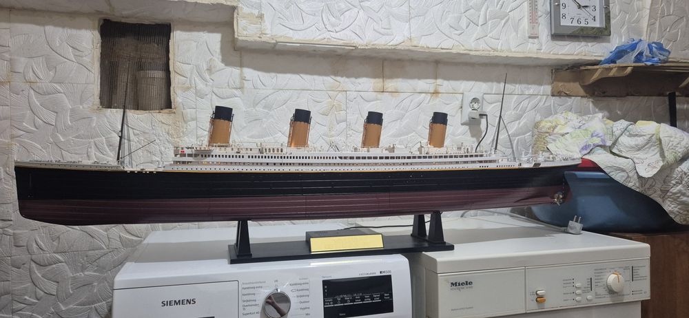 Продавам макет на Титаник мащаб 1:200, ръчно злобен изцяло.