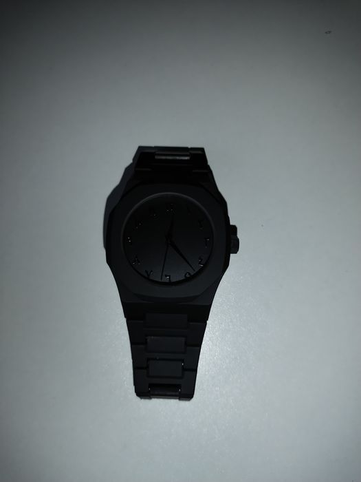 Черные часы с арабскими цифрами