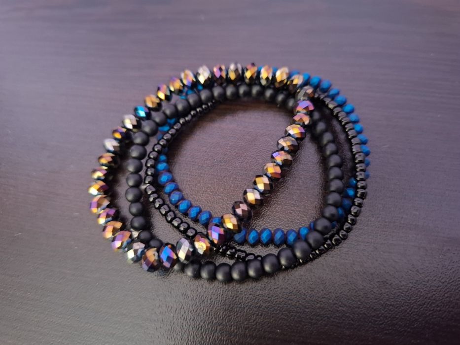 Комплект от гривни с естествени камъни и стъклени кристали