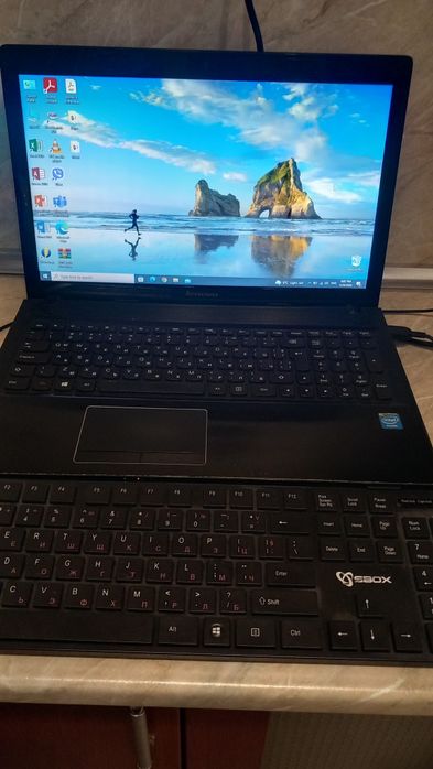 Лаптоп Lenovo и клавиатура