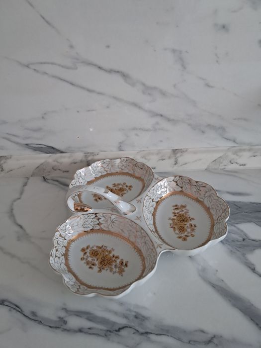 Продам менажницу на 3 секции