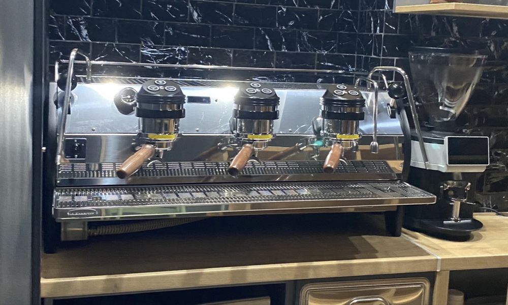Espressor de cafea. La Marzocco Strada,3 Grupuri.