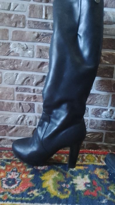 Продаю сапоги на каблуке