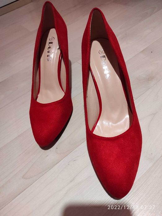 Продавам елегантни червени обувки на висок ток