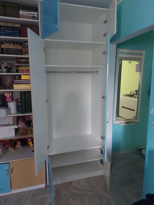 Продам высокий шкаф