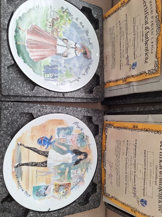 Декоративни чинии " Жените на века"