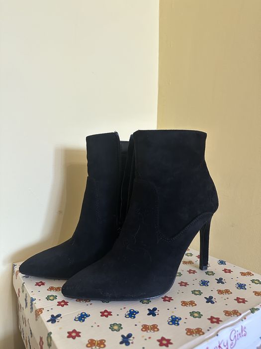 Три цвята велурени боти закупени от Humanic