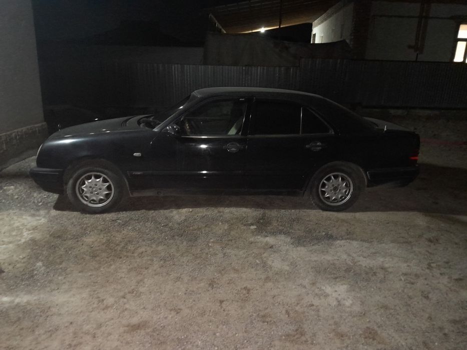 Автомобиль мерседес