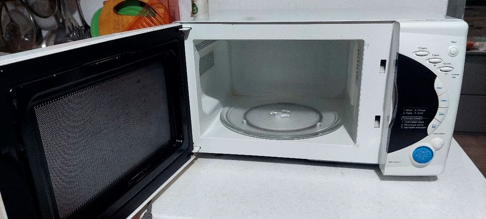 Микроволновую печь продам