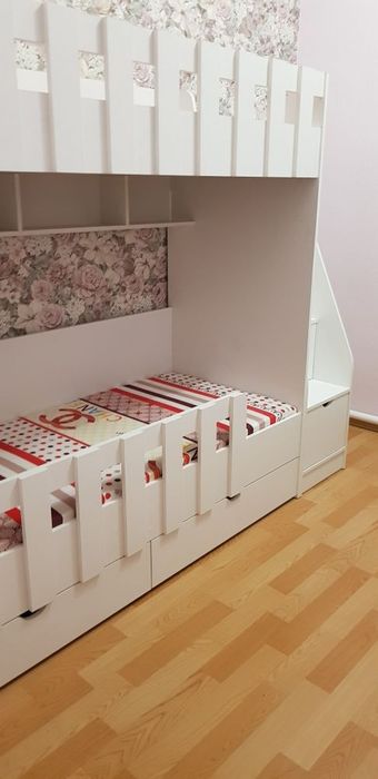 Двухярусная кровать со ступеньками