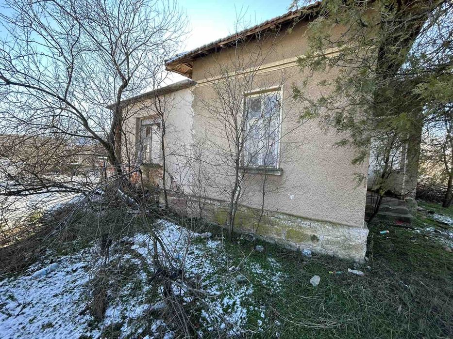 Продавам имот с къща в с.Бело поле