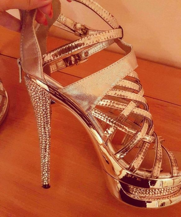 Сребристи сандали на ток