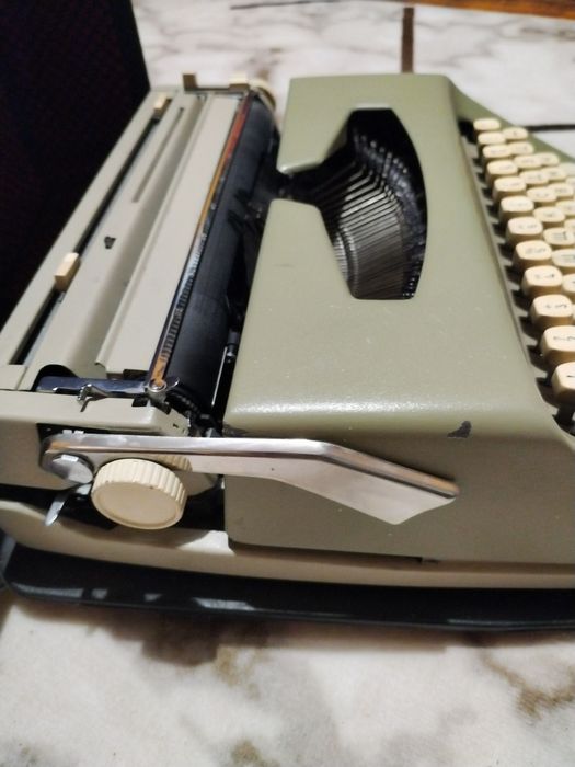 Пишеща машина в кожено куфарче