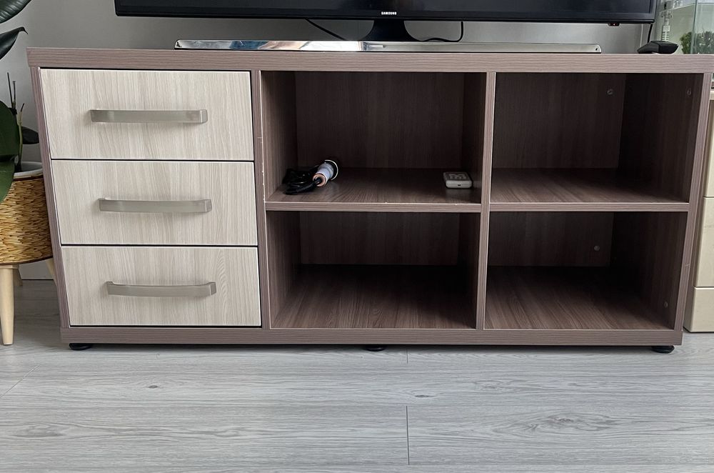 Продам тв тумбу срочно