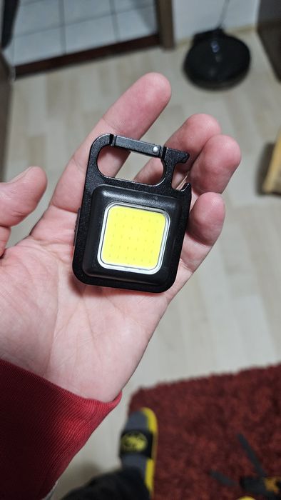 Vand lanterna tip breloc cu magnet