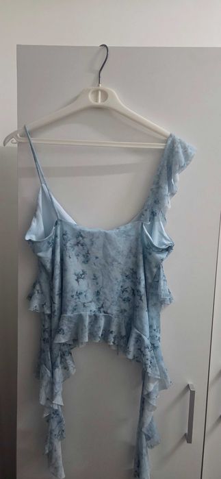 Top femei Zara cu volane si colturi,marimea M,nou,cu eticheta