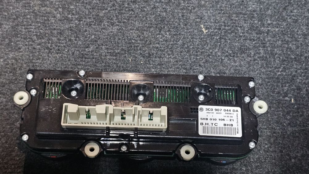 Panou climatronic Volkswagen Passat B6

Stare buna

Pret: 100lei