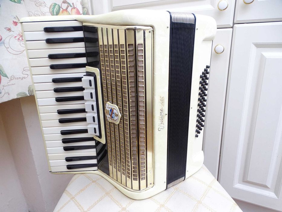 Много запазен стар акордеон Велтмайстер 48 баса