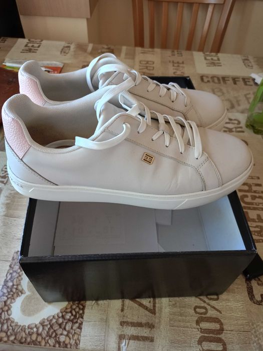 Дамски маратонки Tommy Hilfiger номер 41.