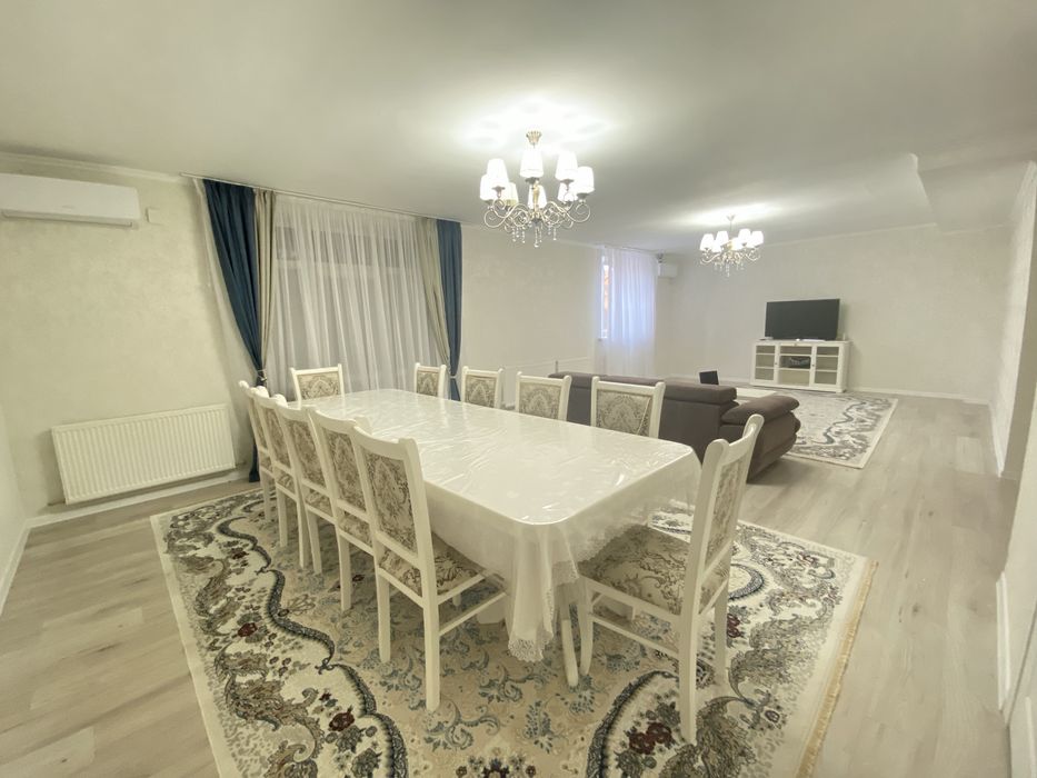 Стол с 12 стульями