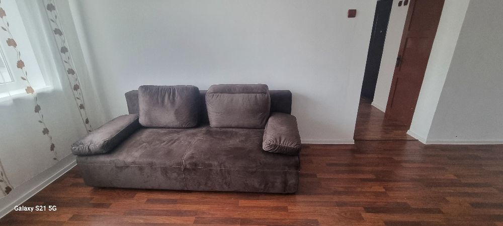 Închiriez apartament cu două camere parter
