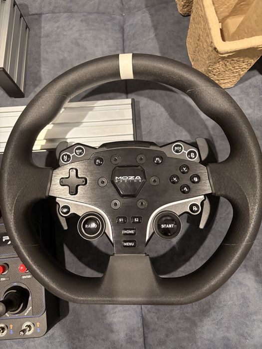 Продается игровой руль Moza R3