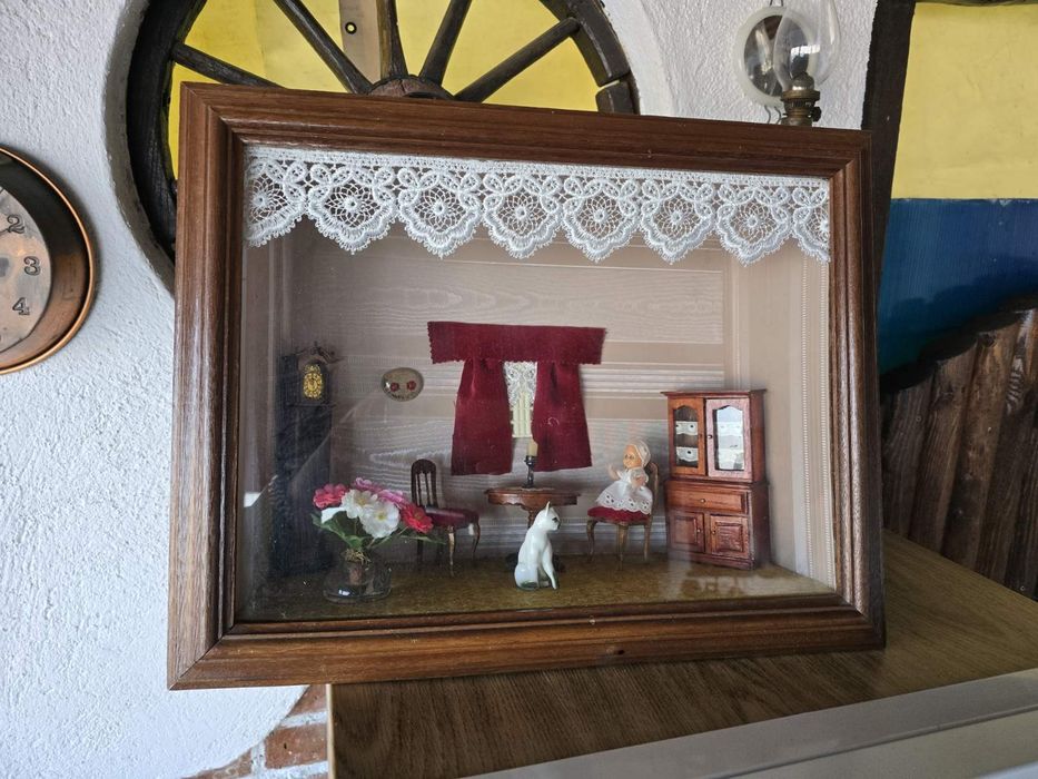 Обемна  ретро картина с дървена рамка