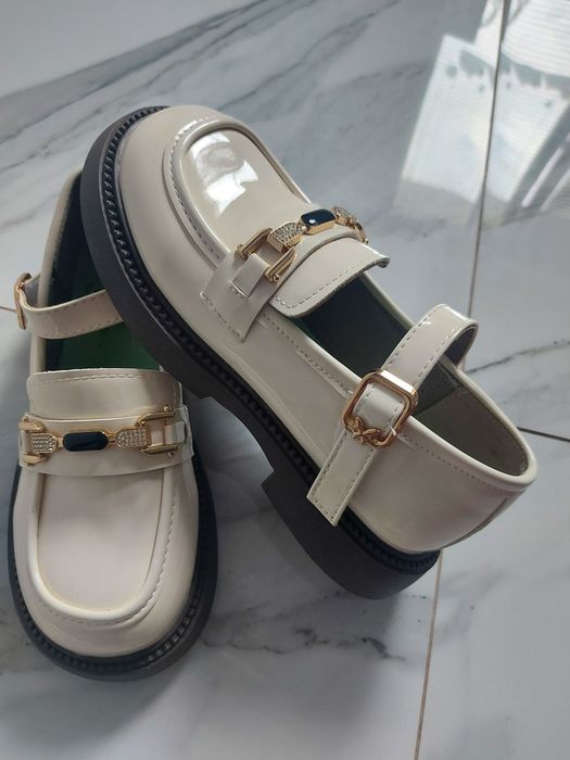 Много красиви обувки за момиче