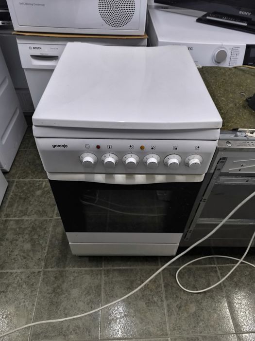 Свободностояща Печка Gorenje Е235VV с чугунени котлони.