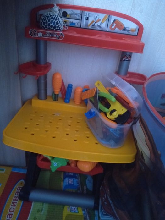 Столик , игрушки