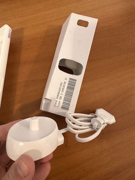 Încărcător și suport pentru periuță de dinți Braun OralB