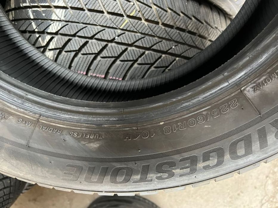 vând 4 anvelope 225/60/18 bridgestone de iarnă ca noi