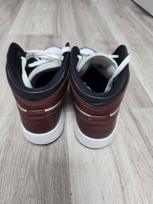 Vând adidasi Nike Air Jordan 1 Mid SE