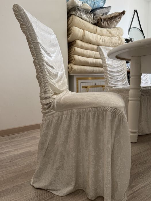 Большой стол со стульями