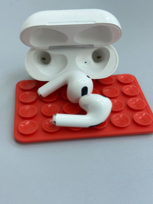 AirPods зделано в дубае без коробки.