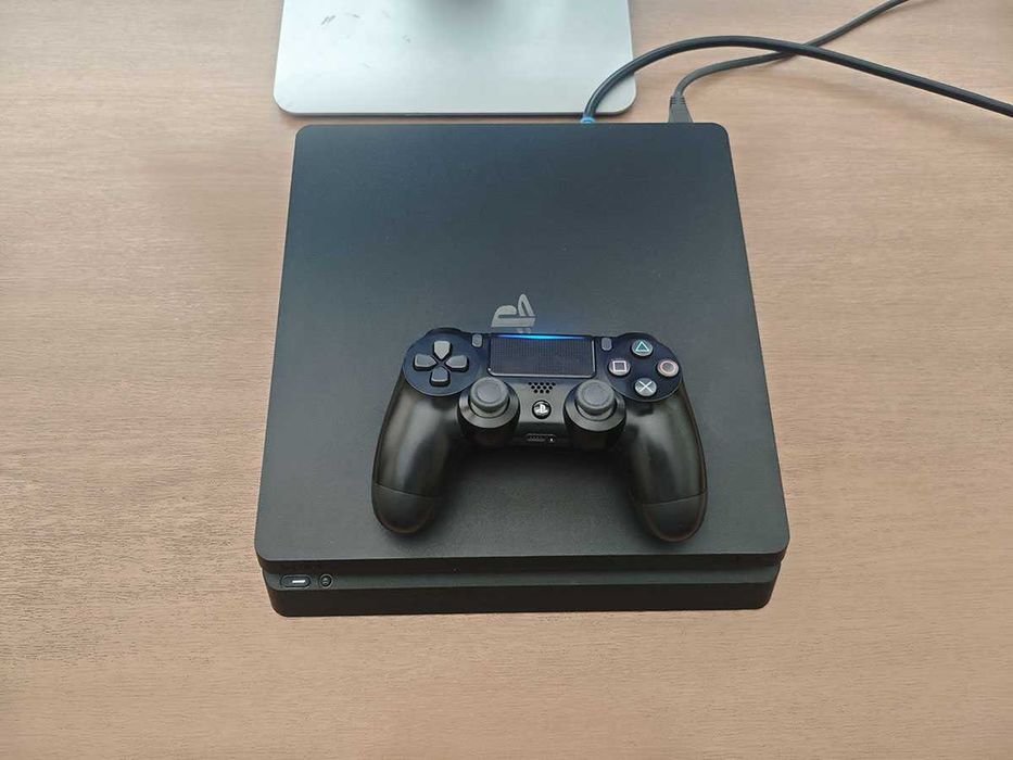 Playstation 4 Slim, със джойстик и кабели, PS4 Slim конзола