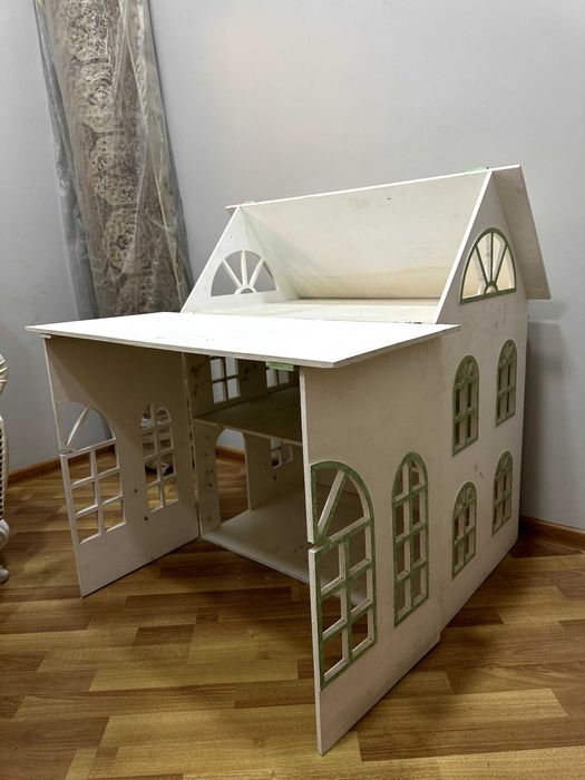 Большой кукольный домик из дерева
