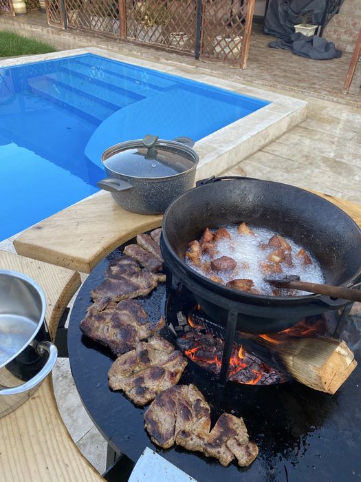 Grătar tip plită lucrat manual, ideal pentru gătit în aer liber