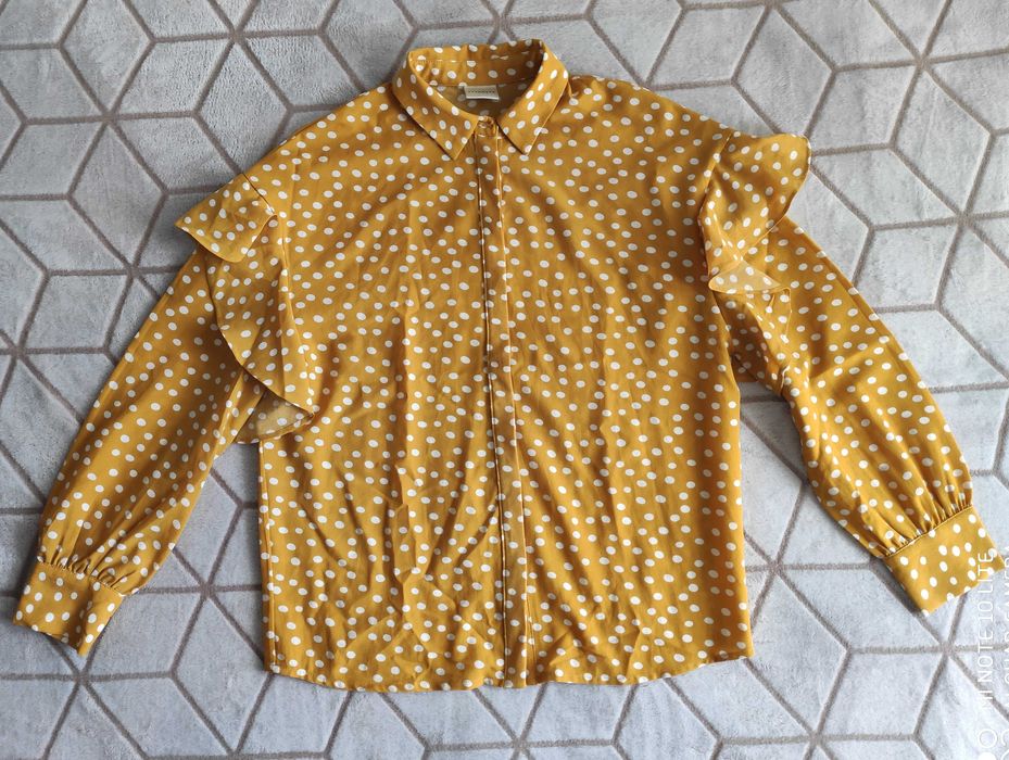 Дамска риза на бели точки