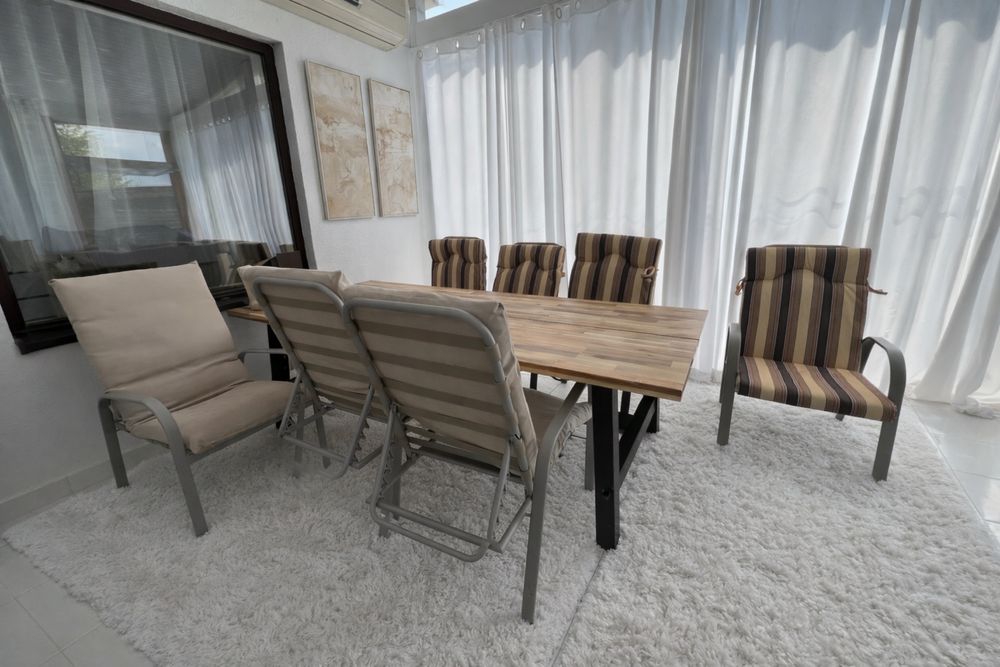 Vand masa lemn plus 8 scaune terasa si 4 tabureti