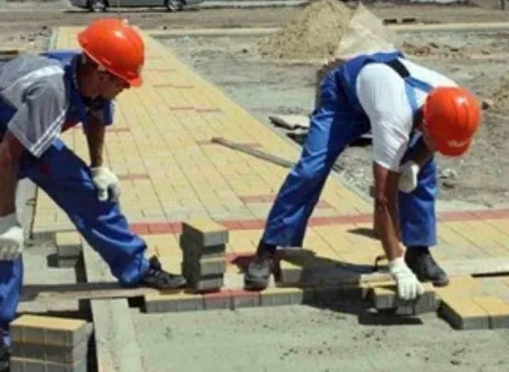 Строим дома, забор, колодец, сварщик, электрик.