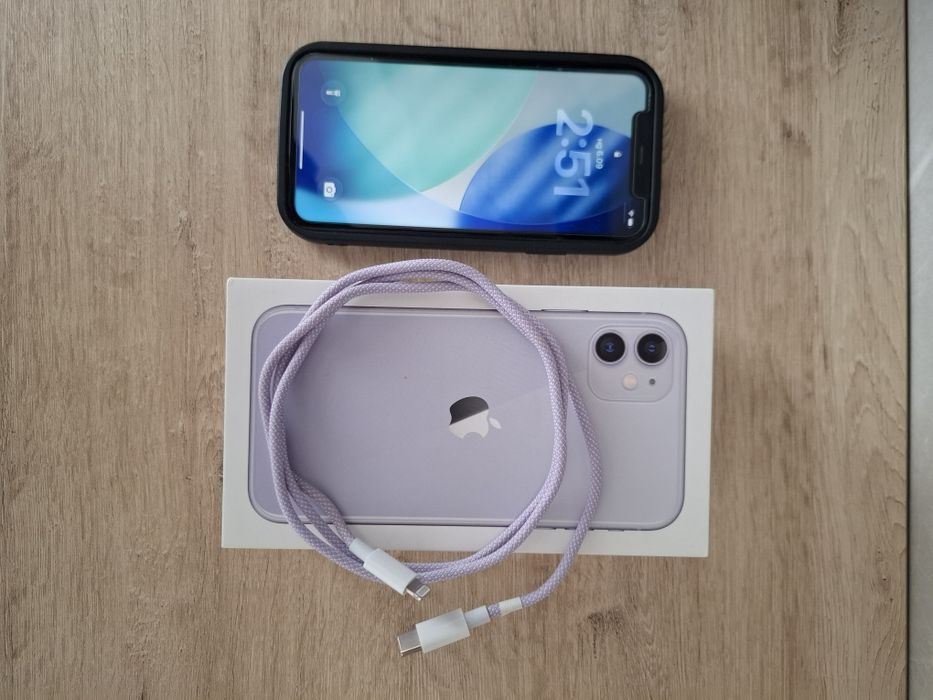 Iphone 11 + кутия и 15 кейса